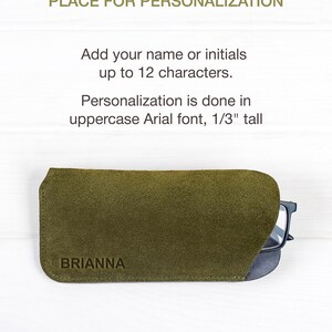Peut inclure: Un &eacute;tui &agrave; lunettes en daim vert olive avec le nom "BRIANNA" en relief sur le devant. Le texte au-dessus de l'&eacute;tui indique "PLACE FOR PERSONALIZATION" et "Ajoutez votre nom ou vos initiales jusqu'&agrave; 12 caract&egrave;res."