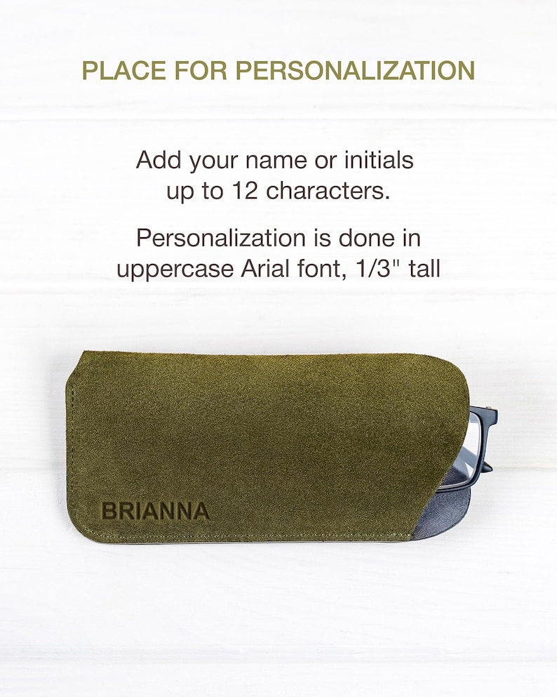 Peut inclure: Un &eacute;tui &agrave; lunettes en daim vert olive avec le nom "BRIANNA" en relief sur le devant. Le texte au-dessus de l'&eacute;tui indique "PLACE FOR PERSONALIZATION" et "Ajoutez votre nom ou vos initiales jusqu'&agrave; 12 caract&egrave;res."
