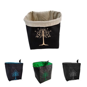 Puede incluir: Tres bolsas de dados de tela negra con un diseño de árbol blanco. Las bolsas tienen forros de diferentes colores: azul, verde y negro.