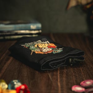 Flat Cat Dice Bag for DND – Gift for Gamers and Cat Lovers!
Bring a touch of feline charm to your next Dungeons & Dragons session with this handcrafted Cat Dice Bag, featuring a whimsical Dungeons and Cats tile pattern.
🧵 Soft, durable cotton blend exterior with a secure drawstring closure
🎁 Great gift for D&D players, cat lovers, and geeky gamers
🖐️ Handmade with care in the UK
Makes a quirky stocking stuffer, birthday gift, or surprise treat for your party’s bard, rogue, or dungeon master.