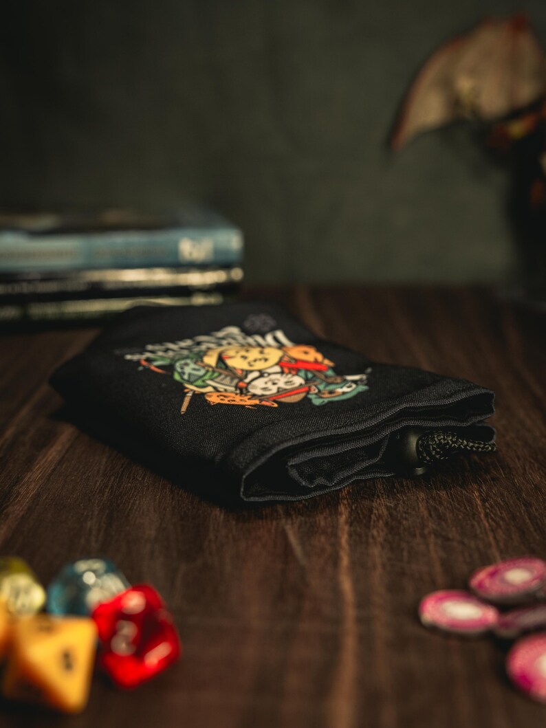 Flat Cat Dice Bag for DND – Gift for Gamers and Cat Lovers!
Bring a touch of feline charm to your next Dungeons & Dragons session with this handcrafted Cat Dice Bag, featuring a whimsical Dungeons and Cats tile pattern.
🧵 Soft, durable cotton blend exterior with a secure drawstring closure
🎁 Great gift for D&D players, cat lovers, and geeky gamers
🖐️ Handmade with care in the UK
Makes a quirky stocking stuffer, birthday gift, or surprise treat for your party’s bard, rogue, or dungeon master.