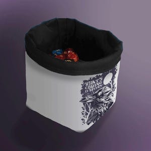 Pode incluir: Saco de dados branco com borda preta e uma ilustração de corvo. O saco tem o texto "What's Coming Is Better" impresso nele.