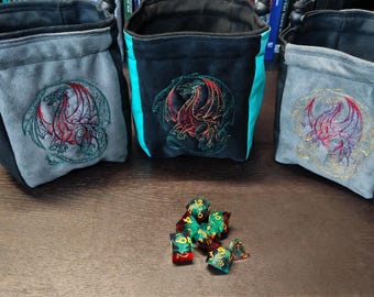 Borsa portadadi con drago ricamato: custodia per giochi di ruolo D&D foderata in morbida pelle scamosciata.