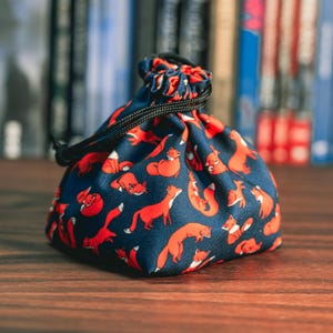 Worek na kości Fox do gier planszowych, uroczy worek na kości D&D do gier RPG, kwadratowa torba na podstawę do przechowywania żetonów, prezent do gry planszowej, gniazdo skarbów