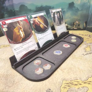Brettspiel-Kartenhalter mit Tablett, schwarze Tabletop-Spielkartenschiene, Spieler-Dashboard-Organizer aus Holz, Tarot-Geschenktablett mit Zählern