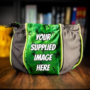 以下が含まれることがあります： 緑と黒の巾着袋で、緑と白のデザインにルーンと「YOUR SUPPLIED IMAGE HERE」の文字が書かれています。