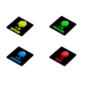 Peut inclure: Quatre sous-verres carrés noirs avec une bordure blanche et un dé à 20 faces au centre. Chaque sous-verre a un dé de couleur différente et du texte. Les sous-verres indiquent : +1 de caféine, +1 de protection, +1 d'hydratation et -1 de soif.
