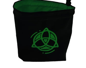 Sacchetto portadadi con ricamo Triforza: custodia reversibile per giochi di ruolo.