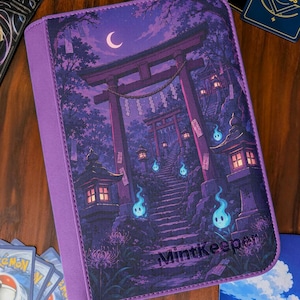 Puede incluir: Una carpeta de cartas morada con una escena nocturna que muestra un portal torii, linternas de piedra y espíritus azules brillantes en una escalera bajo una luna creciente. La palabra MintKeeper está impresa en la esquina inferior.