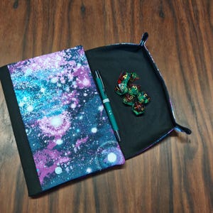 Lila Gaming Notebook Würfeltablett, Stoff bezogenes Journal Notebook D & D Tabletop Briefpapier Geschenk für Gamer, Geburtstag Weihnachtsgeschenk RPG DnD