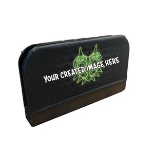 Puede incluir: Estuche negro con un gráfico verde neón y el texto "YOUR CREATED IMAGE HERE". El estuche tiene forma rectangular con base negra y parte superior curvada. El gráfico es un diseño estilizado.