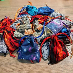 Mystery Dice Set with Pouch, Surprise Gift Set of 7 RPG Dice with Fabric Dice Bag, Dungeons and Dragons Birthday Gifts for Dnd RPG Players
