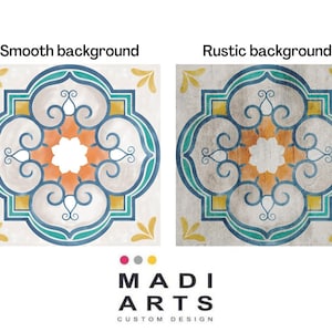 Può includere: Due disegni di piastrelle con un motivo decorativo in tonalità di blu, giallo, arancione e bianco. La piastrella a sinistra ha uno sfondo liscio, mentre la piastrella a destra ha uno sfondo rustico. Il testo "MADI ARTS CUSTOM DESIGN" si trova sotto le piastrelle.