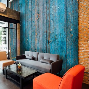 Carta da parati rustica in legno blu, buccia e bastone di legno vecchio per soggiorno, sala da pranzo, decorazione unica per pareti di grandi dimensioni, carta da parati blu rimovibile