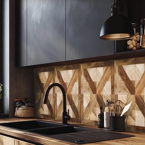 Puede incluir: Una cocina moderna con un fregadero doble negro y una encimera de madera. El salpicadero es un patrón geométrico de azulejos de madera clara y oscura. Una lámpara colgante negra cuelga sobre el fregadero.