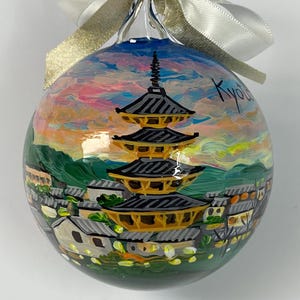 Adorno KYOTO Japón, burbuja de cristal pintada por el artista. Regalo para los amantes de Japón, entusiastas de las ciudades japonesas, idea de regalo.
