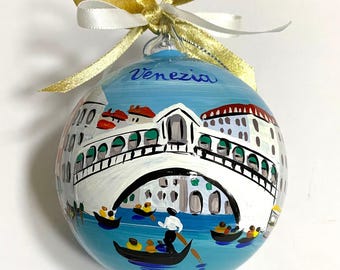 Handbemaltes venezianisches Ornament auf einer Glaskugel. Ein Geschenk für Sammler und Reisebegleiter, eine Erinnerung an Ihre Italienreise.