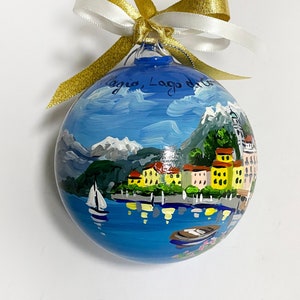 Bellagio Comomeer, Italië. Met de hand beschilderde kerstbal, gepersonaliseerd met namen en geschreven tekst. Verlovings- of reissouvenir.