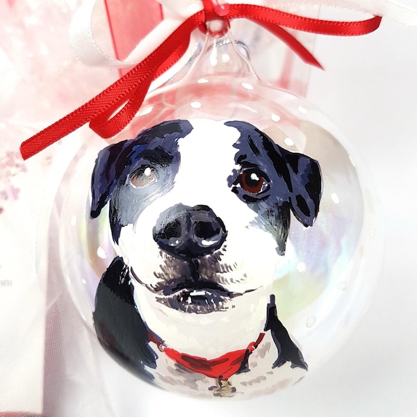 Een gepersonaliseerd ornament met de naam en een persoonlijke boodschap van uw hond. Een schattig en origineel handgeschilderd cadeau voor dierenliefhebbers.