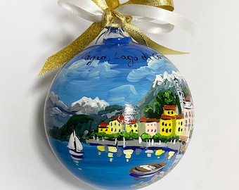 Bellagio, Comer See, Italien. Handbemalter Weihnachtsschmuck, personalisiert mit Namen und einer persönlichen Widmung. Ein schönes Andenken an Verlobung oder Reise.