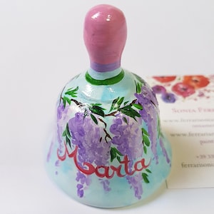 Keramische bel beschilderd met naam en bloemen. Met de hand versierde naamkaart, gepersonaliseerd cadeau voor kleindochter, verjaardagscadeau voor meisje.