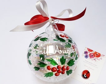 Christmas bauble with holly berry, personalized gift with name or greeting phrase. Gift for family members or Eve dinner place card.