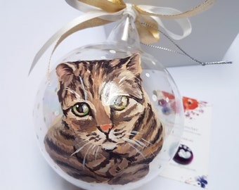 Personalized cat painted on Christmas bauble, hand-decorated glass ornament, precious object for your family and to give to pet lovers.