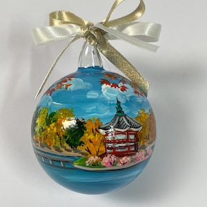 Ornement peint à la main représentant Séoul, souvenir d'un voyage en Orient. Villes personnalisées sur demande. Cadeau idéal pour les passionnés de voyage et les collectionneurs.