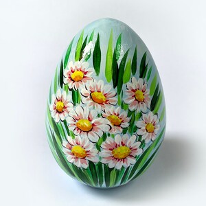 Personalisiertes Osterei, Frühlingsblumen, wilde Gänseblümchen. Sie können einen Satz oder Namen schreiben. Ostertischdekoration oder Geschenk