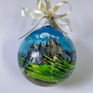 Bola de Navidad pintada a mano con Seceda Dolomiti – Adorno navideño personalizable con escritura en la parte posterior en varios tamaños (8-14 cm)
