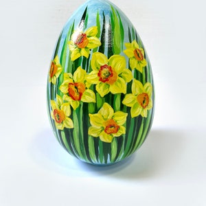 Œuf de Pâques peint à la main, orné d'une jonquille : une magnifique pièce pour votre intérieur. Un cadeau idéal à offrir à votre maman, grand-mère, tante ou amie. Parfait pour les envois à distance.