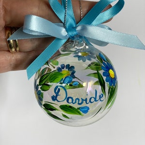 Pallina in vetro con fiori azzurri e nome – decorazione natalizia artigianale personalizzata, idea regalo originale e unica.