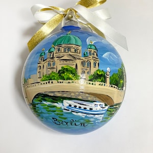 BERLIN Duitsland, handbeschilderd ornament. Kerstbal met gepersonaliseerde steden naar keuze, geschreven opdrachtdatum jubileum reis.