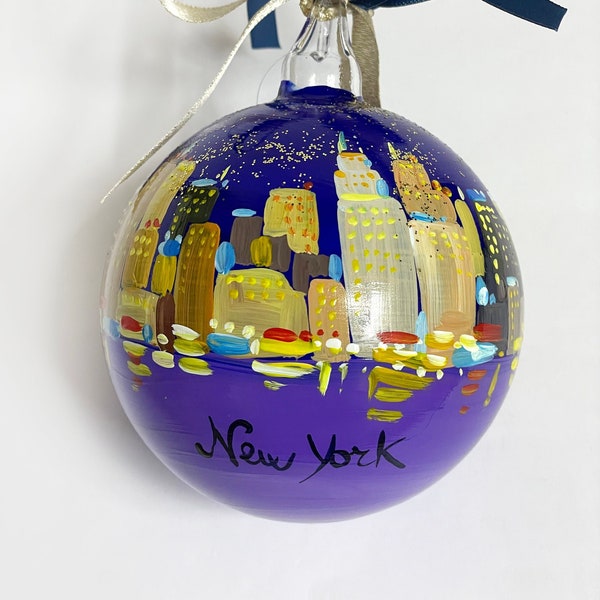 New York City ornament, hand painted sphere. Particular, unique original gift. Big apple lovers gift, Christmas ball for travelers friends.