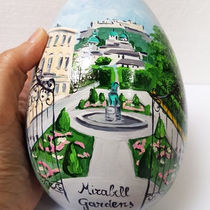 Uovo di ceramica decorato con città o paesaggio personalizzato. Oggetto originale e unico, regalo per amici speciali o per la tua collezione 18 cm