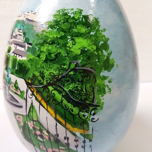 Uovo di ceramica decorato con città o paesaggio personalizzato. Oggetto originale e unico, regalo per amici speciali o per la tua collezione immagine 4
