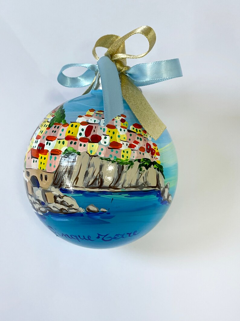 Personalisierte Manarola-Weihnachtskugel, handbemaltes Ornament aus den Cinque Terre, Italien-Reisesouvenir, Geschenk zum Hochzeitstag, hergestellt in Italien Bild 6