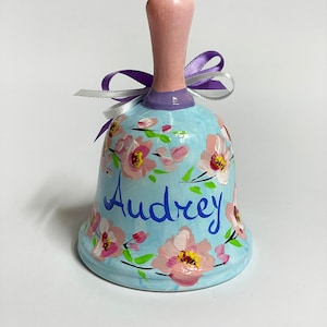 Campanella benaugurante con scritta nome, elegante segnaposto per feste di Pasqua o simpatico regalo personalizzato per amici e bambini.
