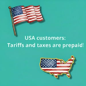 K&ouml;nnte beinhalten: Eine t&uuml;rkisfarbene Grafik mit einer amerikanischen Flagge im Aquarellstil an einem Holzstab und einer Landkarte der Vereinigten Staaten mit dem Flaggenmuster. Der Text lautet: USA customers: Tariffs and taxes are prepaid! in wei&szlig;.