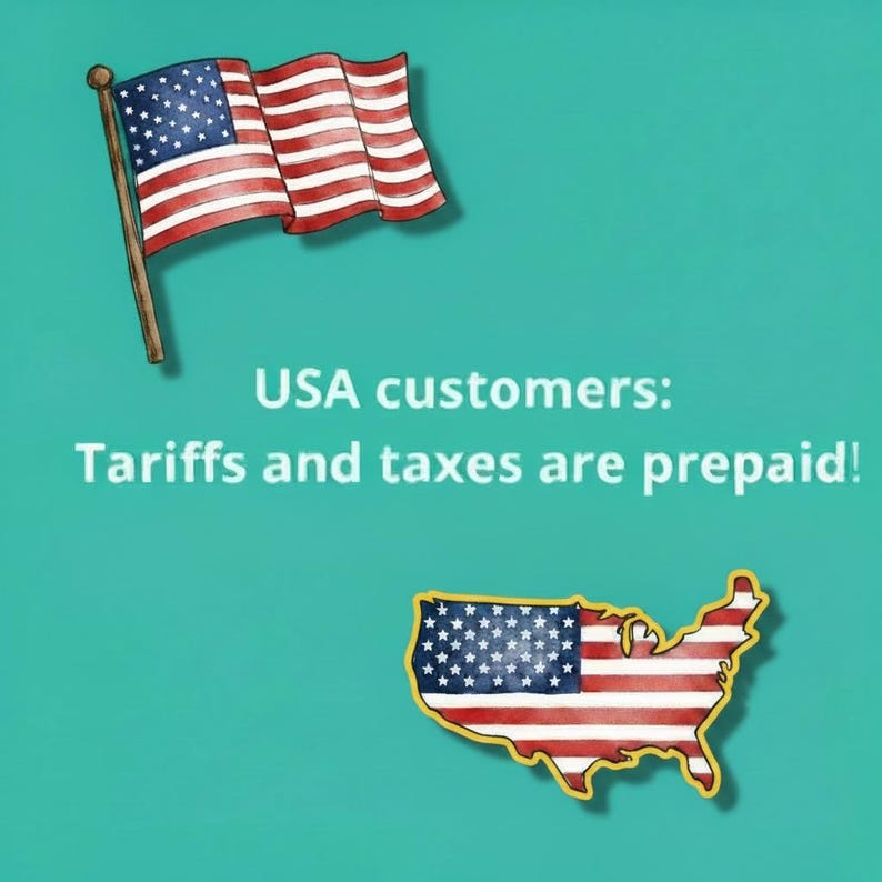 K&ouml;nnte beinhalten: Eine t&uuml;rkisfarbene Grafik mit einer amerikanischen Flagge im Aquarellstil an einem Holzstab und einer Landkarte der Vereinigten Staaten mit dem Flaggenmuster. Der Text lautet: USA customers: Tariffs and taxes are prepaid! in wei&szlig;.