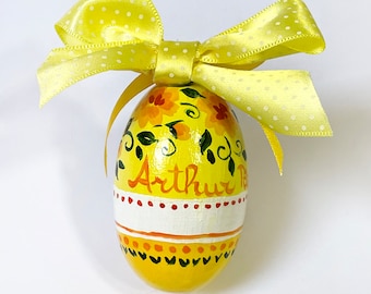 Hand painted eggs personalized with name and painted flowers. Place card for original tables, elegant equipment, gift for guests.