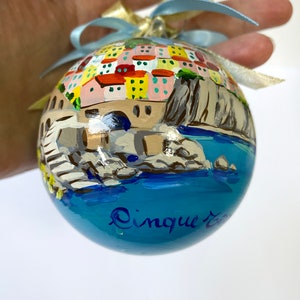 Personalisierte Manarola-Weihnachtskugel, handbemaltes Ornament aus den Cinque Terre, Italien-Reisesouvenir, Geschenk zum Hochzeitstag, hergestellt in Italien Bild 3