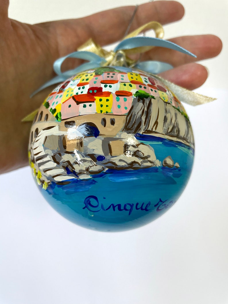 Personalisierte Manarola-Weihnachtskugel, handbemaltes Ornament aus den Cinque Terre, Italien-Reisesouvenir, Geschenk zum Hochzeitstag, hergestellt in Italien Bild 3