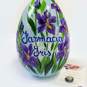 Gepersonaliseerd ei met bloemen en naam in cursief geschreven. Keramische eieren, met de hand beschilderd zoals u dat wilt, met de naam van de persoon, achternaam van de familie.