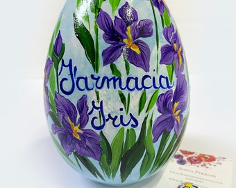 Personalized egg with flowers and name written in italics. Hand-painted ceramic eggs as you want, personal name, family surname.
