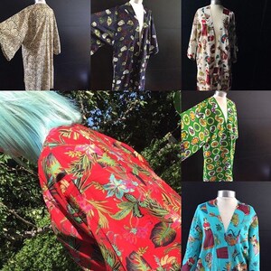 K&ouml;nnte beinhalten: Eine Sammlung von sechs bunten Kimono-Roben mit verschiedenen Mustern, darunter florale, geometrische und abstrakte Designs. Die Roben sind aus leichtem Stoff gefertigt und haben lange &Auml;rmel und eine lockere Passform.