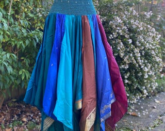 Saia midi Suki com patchwork estilo sari: barra assimétrica vintage, estilo cottagecore/renasca, comprimento 35”.