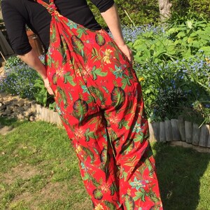 Polly Romper, Strampler, Playsuit, Latzhose, Jumpsuit, Roter Tropischer Druck, All in One, Cooler Sommer, Boho, Festival, Yoga, Unisex Bild 3