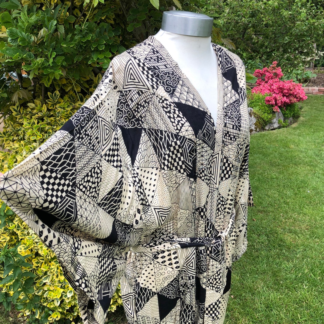 Kimono Giapponese Donna Lungo Con Stampa Sakura, Set Completo 5 Pezzi (Kimono, Spilla, Ventaglio, Mascherina, Calze) - Taglia Unica, Materiale Poliestere Morbido