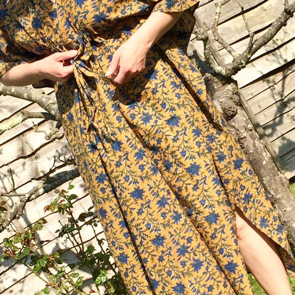Vestido caftán de algodón con estampado de bloques: maxivestido amarillo y azul.